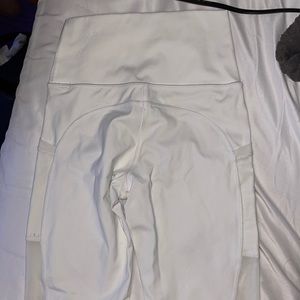 white aerie leggings SIZE: s worn once. has mesh pockets on both sides.